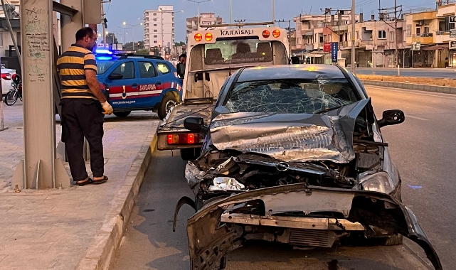 Otomobil Üst Geçide Çarptı:6 Yaralı