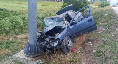 Otomobil Yön Tabelasına ÇArptı:1 Ölü