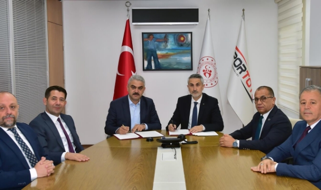 Pozantı’ya Gençlik Merkezi ve 4 Halı Saha Yapımı İçin Protokol İmzalandı