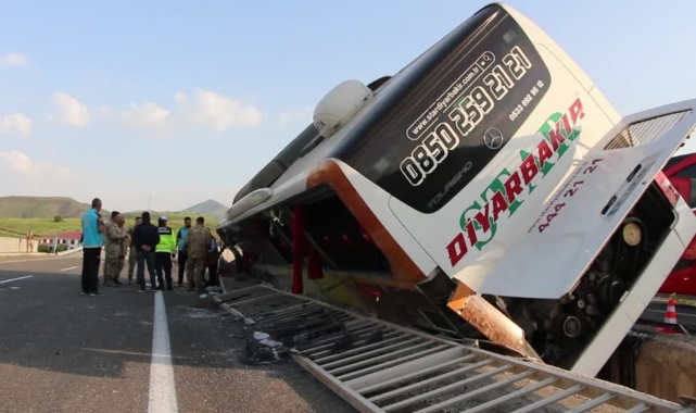 Refüje Çarpıp Devrildi:3 Yaralı