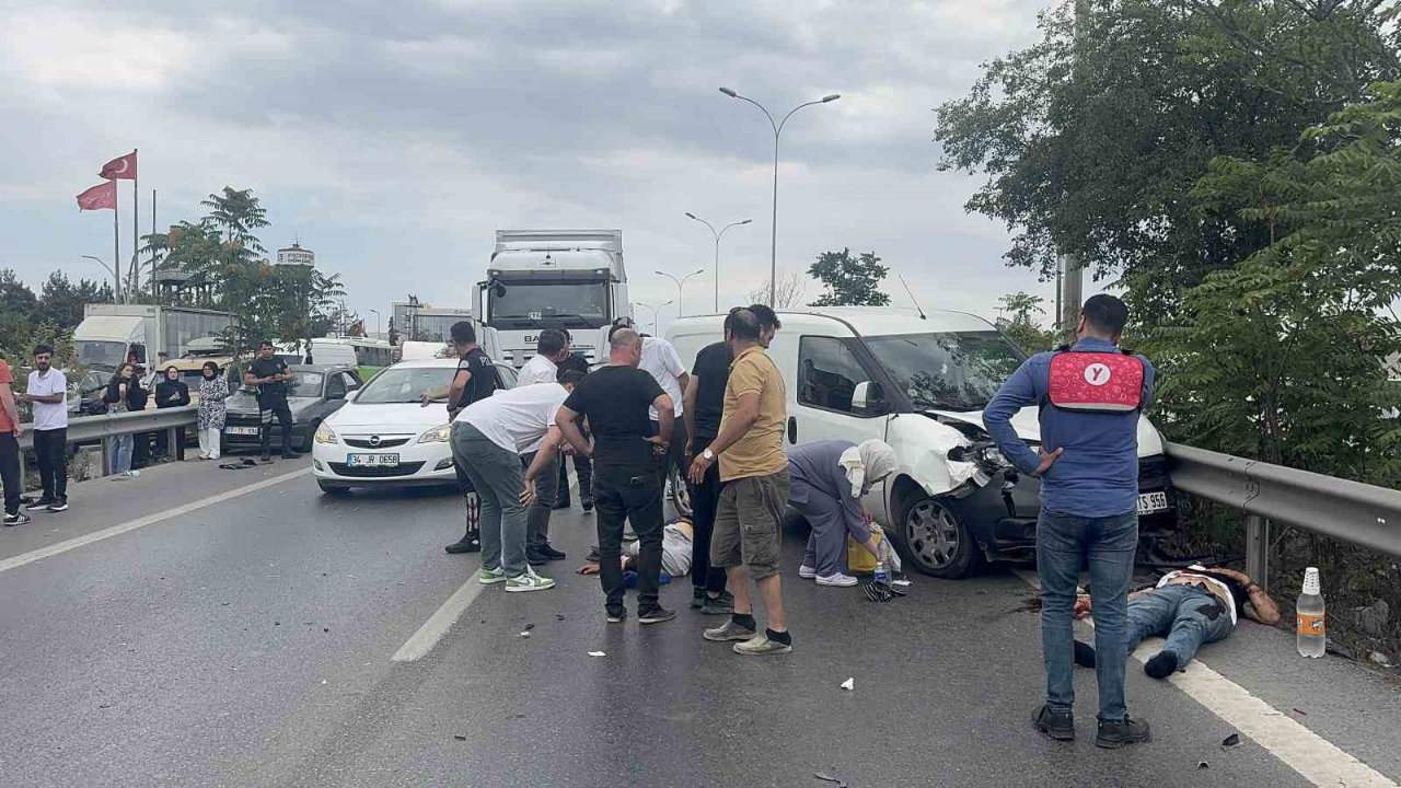 Motosiklet, Arızalı Araca Çarptı:2 Yaralı