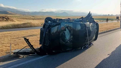 Traktörle Araç Çarpıştı:1 Ölü 4 Yaralı