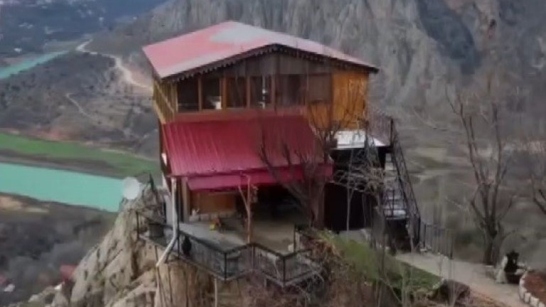 Eşine 96 Basamaklı Ev Yaptı