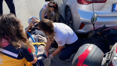 Motorsiklet Kırmızı Işıkta Bekleyen Araca Çarptı