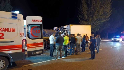 Tıra Çarpan Kamyonetteki Bir Kişi Can Verdi