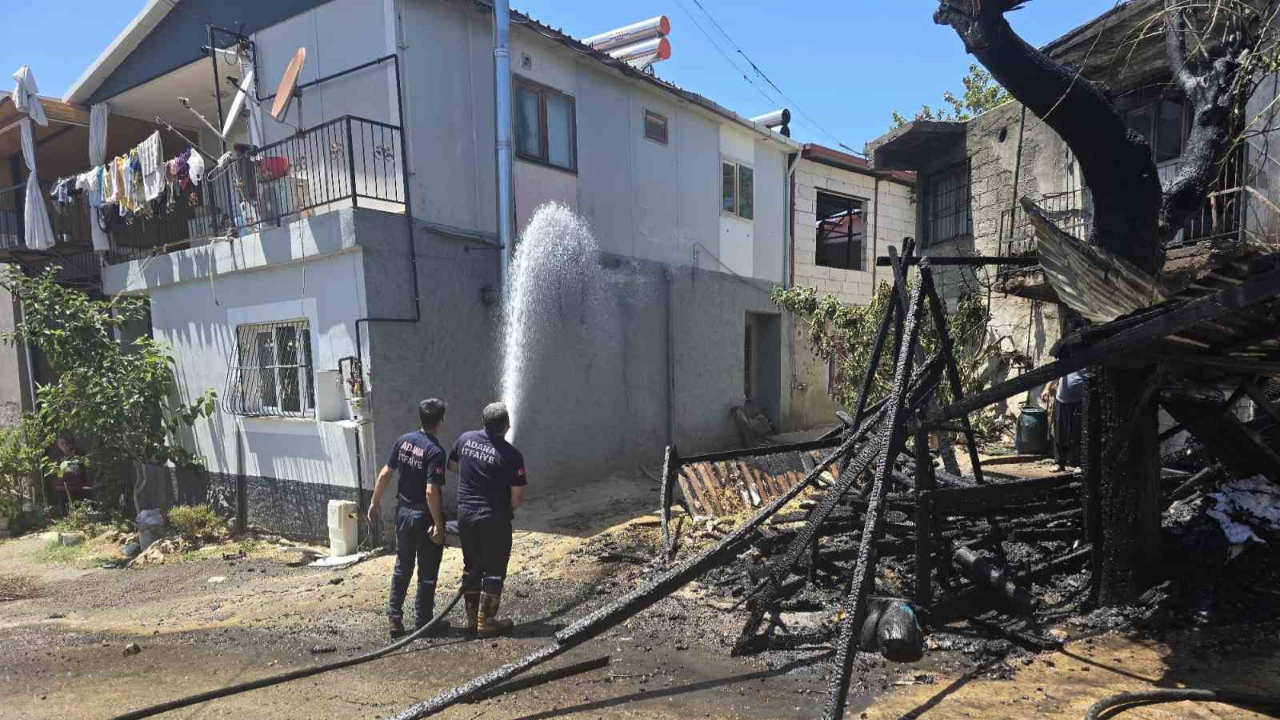 Kozan'da evin Bahçesindeki Çardak Yandı