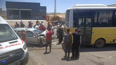 Otomobil Halk Otobüsüne Çarptı : 2 Yaralı