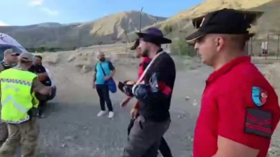 Paraşütçünün Zor Anları:Keşiş Dağlarına Zorunlu İniş Yaptı