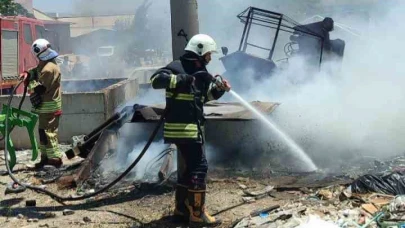 Sanayide Çıkan Yangında Bir Otomobil Bir Traktör Yandı