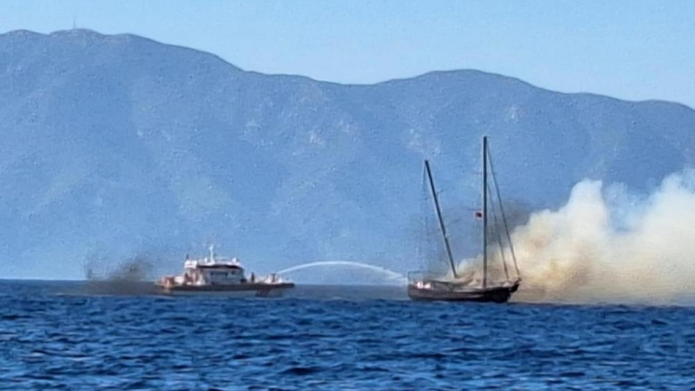 Bodrumda Yanarak Batan Ahşap Tekne Korkulu Anlar Yaşattı