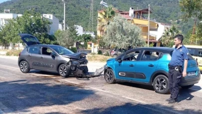 İki Araç Kafa Kafaya Çarpıştı: 5 Yaralı