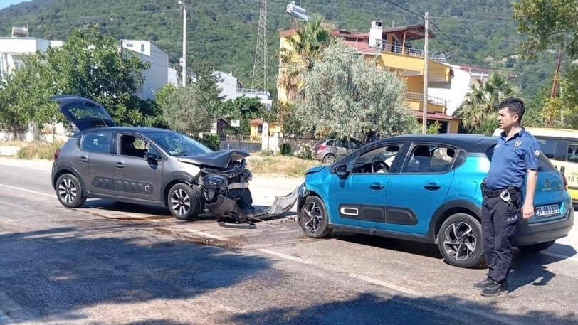 İki Araç Kafa Kafaya Çarpıştı: 5 Yaralı