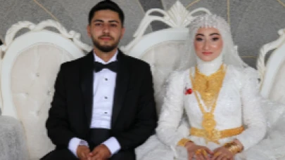 Aşiret Düğününde Gelin ve Damada Servet Takıldı!