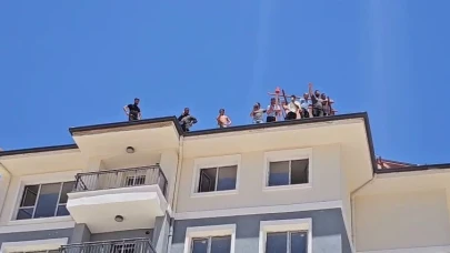 Paralarını Alamayan İşçiler Binanın Tepesine Çıktı