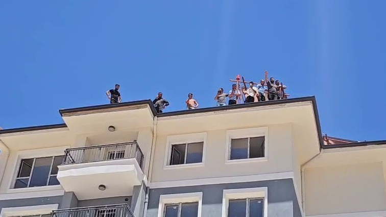 Paralarını Alamayan İşçiler Binanın Tepesine Çıktı