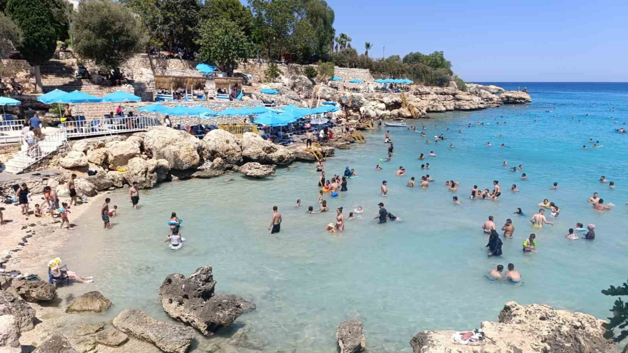 Hava Sıcaklığı Arttı, Sahiller Doldu Taştı