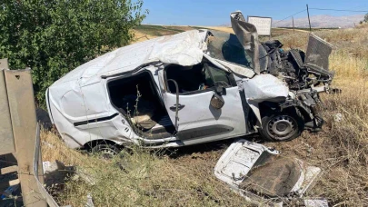 Hafif Ticari Araç Şarampole Yuvarlandı: 1 Ağır Yaralı
