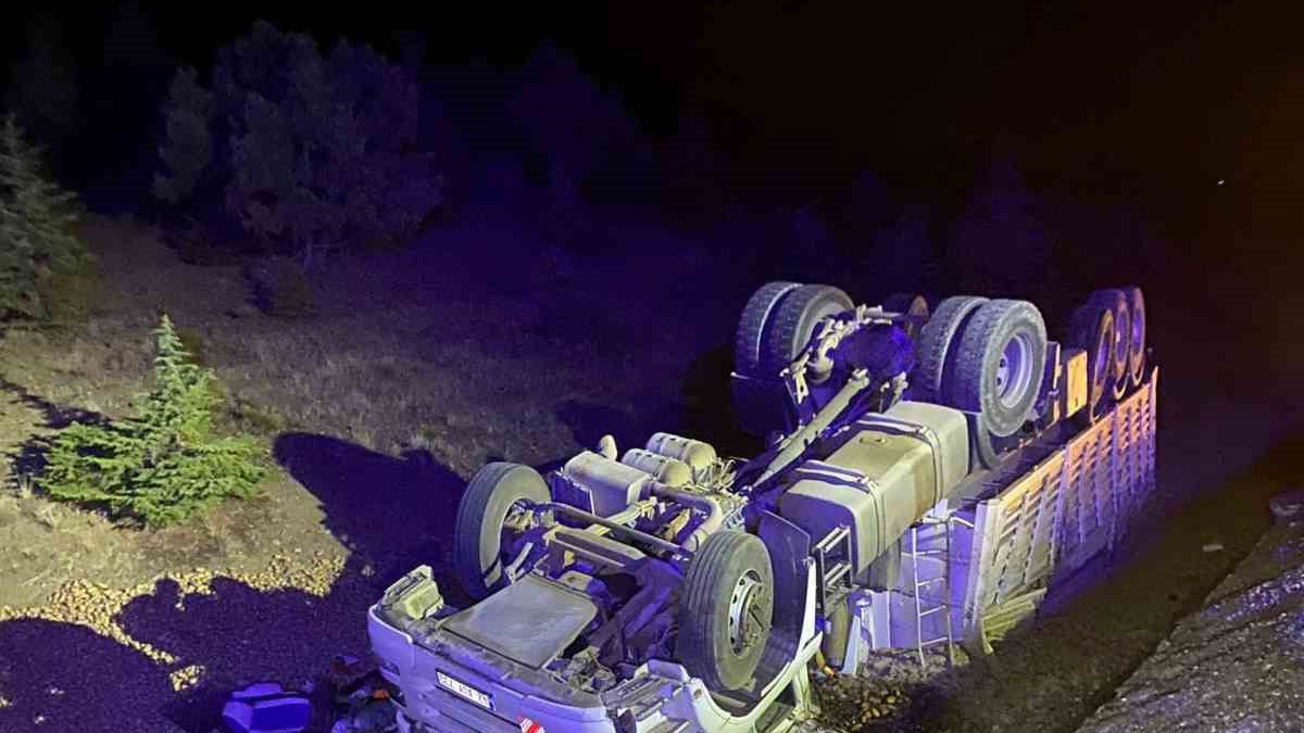 Tır Şarampole Devrildi, Sürücü Yaralandı