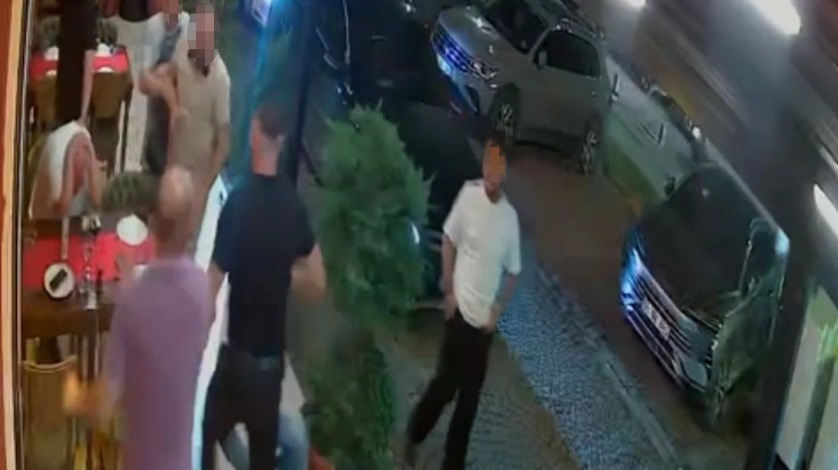 Eğlence Mekanı Önünde Silahlı Çatışma:2 Yaralı
