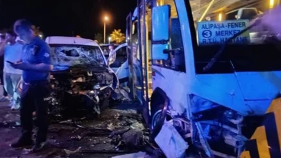 Ticari Araç Minibüs Çarpiştı 10 Kişi Yaralı