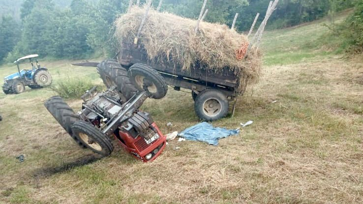 Devrilen Traktörün Altında Kaldı