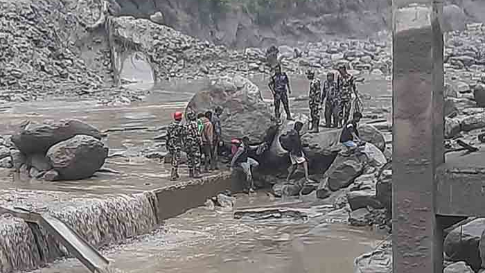 Nepal'de Sel Felaketi:1 Ölü,28 Kayıp