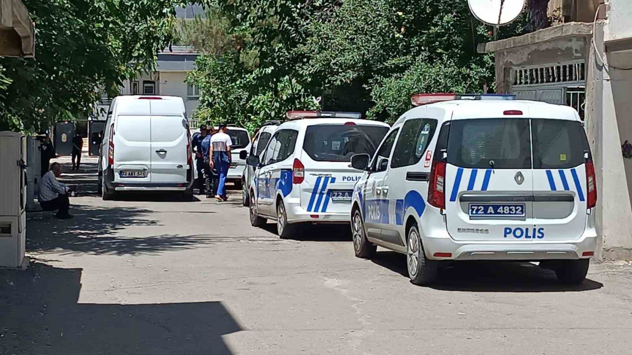 Batman’da Bir Şahıs, Eşini ve İki Kızını Bıçakla Yaraladı