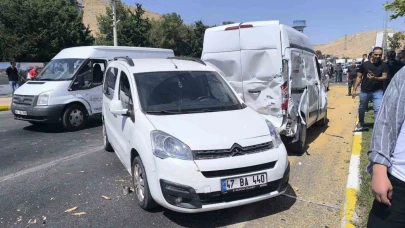 Mardin'de Freni Patlayan Tır Işıkta Bekleyen Araçlara Çarptı