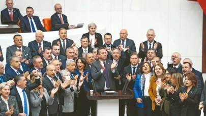 TBMM'de Zeydan Karalar Protestosu:CHP'li Vekiller Kürsüyü İşgal Etti