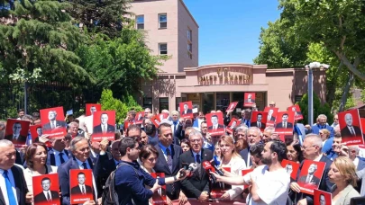 CHP’li Vekiller, Operasyonları Protesto Etmek İçin Slogan Atarak Yürüdü