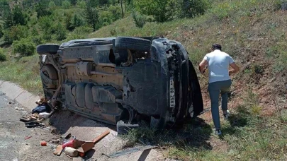 Menfeze Çarpıp Takla Attı: 3 Yaralı