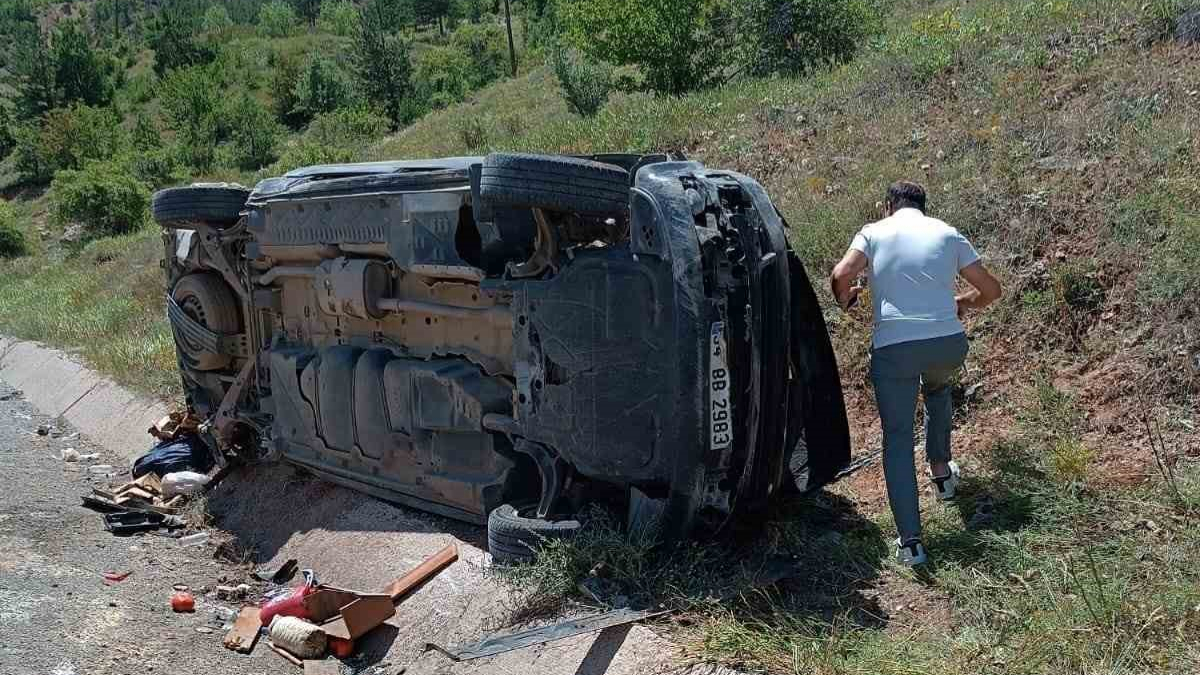 Menfeze Çarpıp Takla Attı: 3 Yaralı