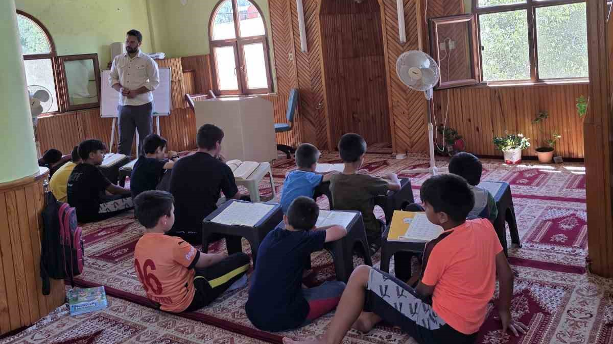 Örnek İmam Hem Gönül Fethediyor Hem Kuran Öğretiyor