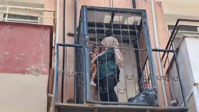 Binanın Dışında Mahsur Kalan Anne Ve Kızı İtfaiye Kurtardı