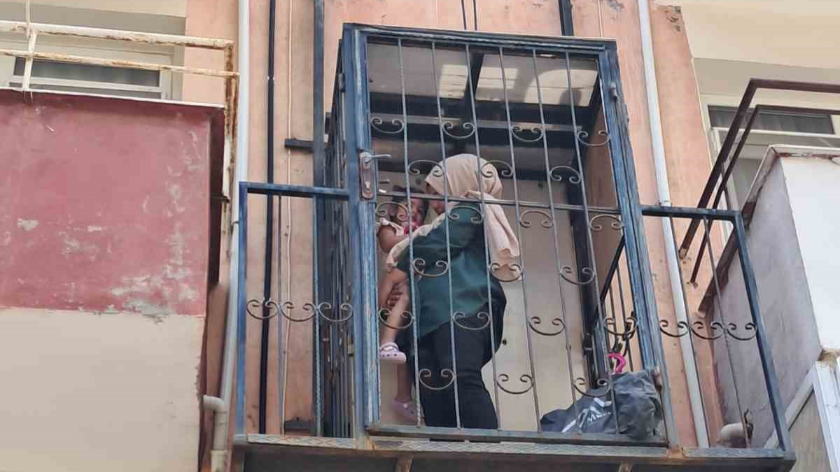 Binanın Dışında Mahsur Kalan Anne Ve Kızı İtfaiye Kurtardı