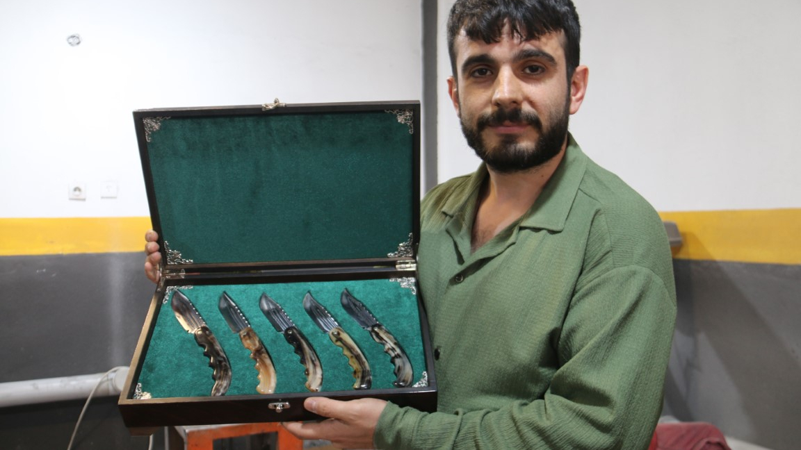10 Bin Boynuz Arasından Seçtiği Boynuzlarla Bıçak Üretti