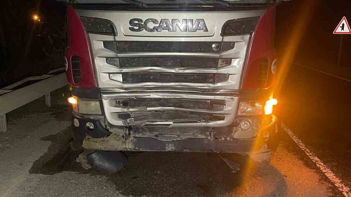 Çekici ile Çarpışan Motosiklet Sürücüsü Öldü, Yolcu Yaralı