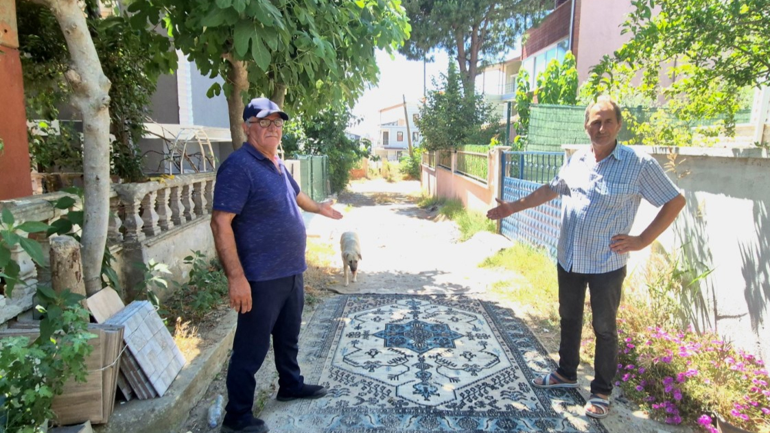 Belediye Yol Yapmayınca Vatandaş Sokağa Halı Serdi