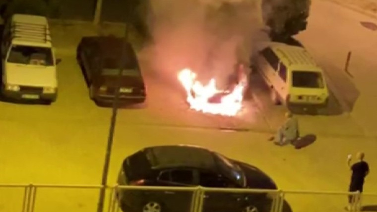 Park Halindeki Otomobil Alev Alev Yandı
