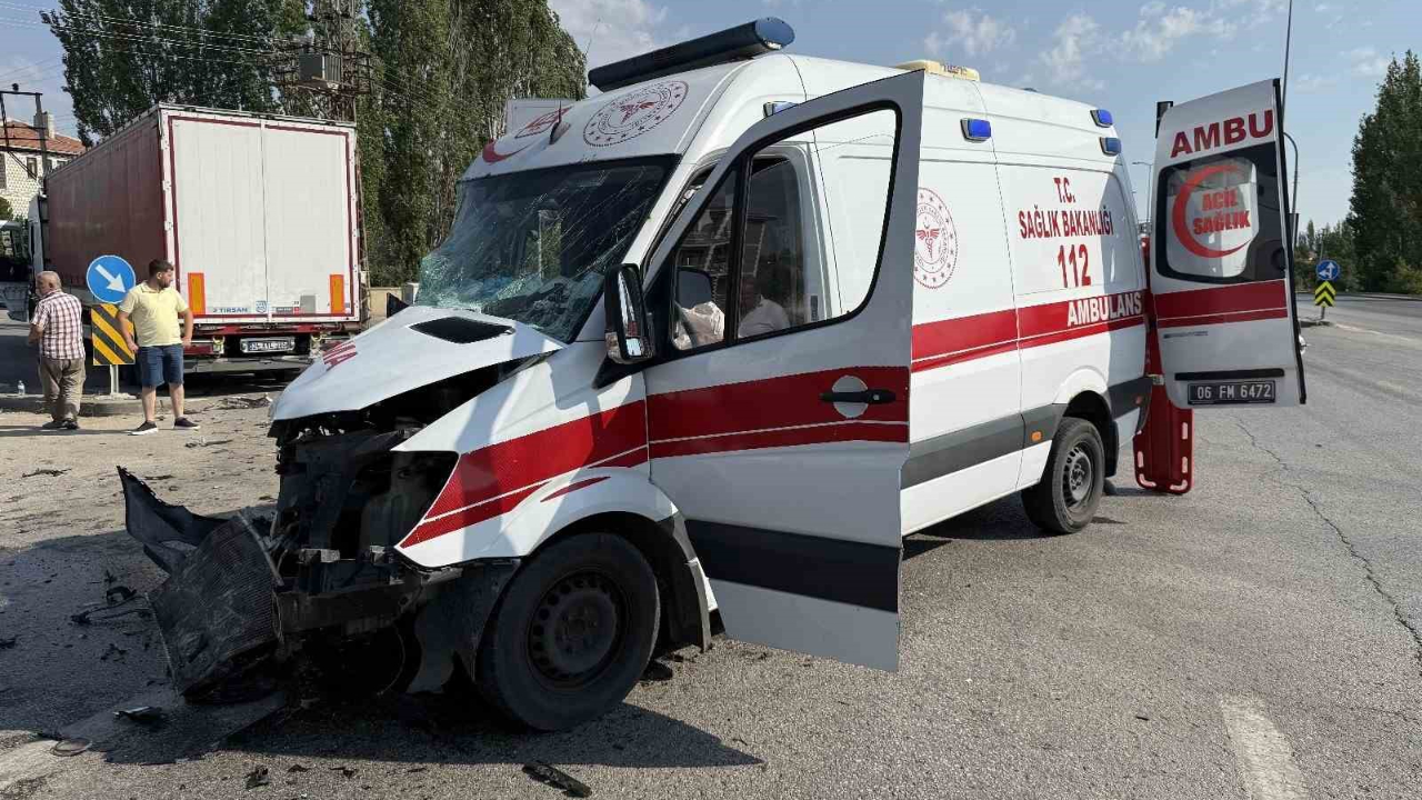Tır ile Ambulans Çarpıştı: 5 Yaralı
