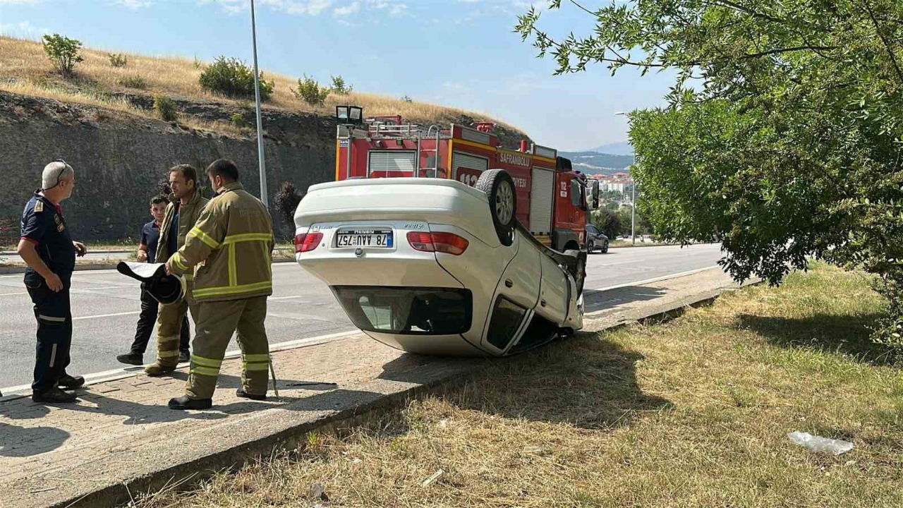 Otomobile Çarptı, Ters Dönen Aracın Sürücüsü Yaralandı