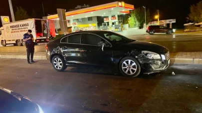 İki Otomobil Kırmızı Işıkta Çarpıştı: 1 Yaralı