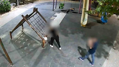 Parktaki Kameraları Kıran Şüpheliler Kamerada