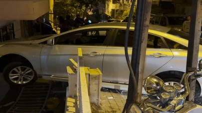 Fren Yerine Gaza Basan Sürücü Binaya Çarptı