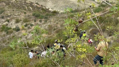 Feci Kaza, Ters Dönen Otomobildeki 4 Kişi Yaralandı