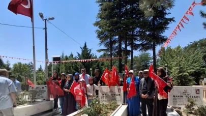 Adanalı Üniversite Öğrencileri Şehit Ömer Halisdemir’in Kabrinde