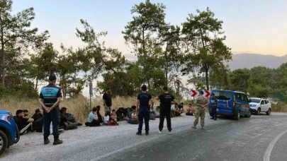 22 Düzensiz Göçmen ve 2 Göçmen Kaçakçısı Yakalandı