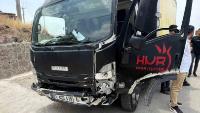 Kamyonet İle Otomobil Çarpıştı: 2 Yaralı