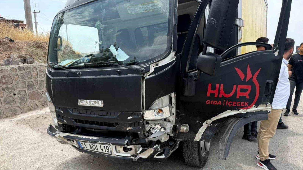 Kamyonet İle Otomobil Çarpıştı: 2 Yaralı