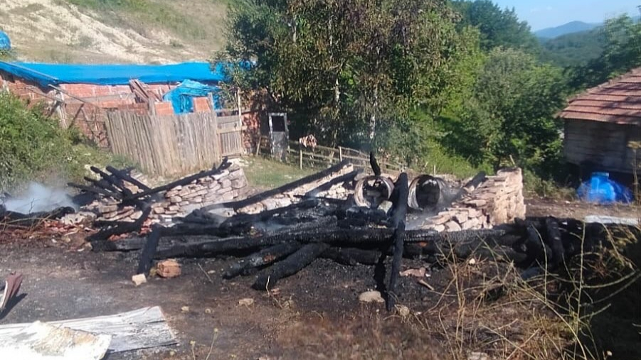 Yangında İki Ahşap Ambar Küle Döndü